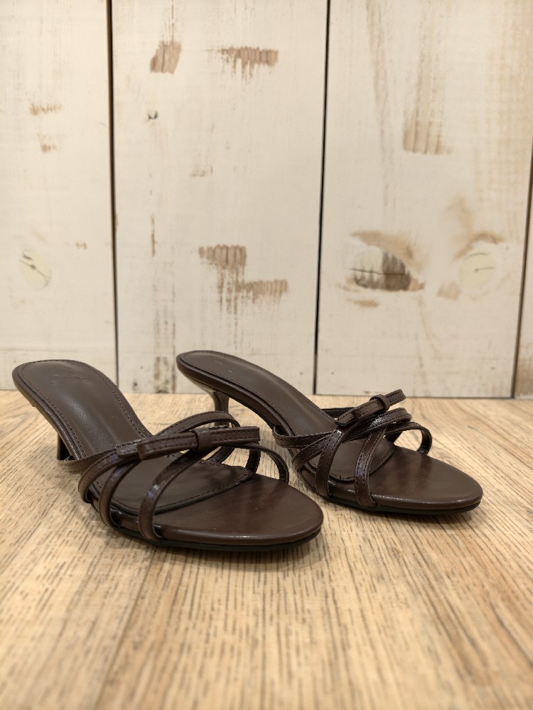 SANDALIA TACON MARRON