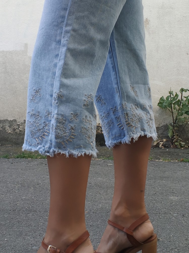 PANTALON PIRATA BORDADOS PANTALON PIRATA BORDADOS
